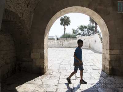 Pi� avanti invece ci affacciamo sul cortile detto U' scaffuat, utilizzato dai bambini di Bari vecchia come mini-stadio per giocare a pallone. Troviamo uno di questi piccoli sotto un arco: con le scarpe da ginnastica ai piedi � pronto per iniziare un infuocato match